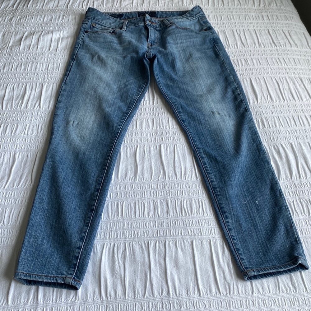 Lucky Brand Lolita Capri jeans in light denim. Worn at knees/paint left leg. W28